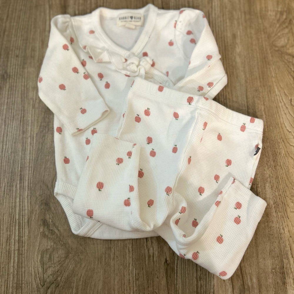 White w/Apples Pattern Baby Outfit Set